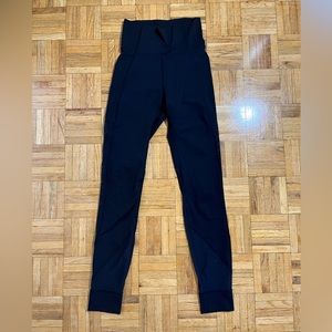 High rise Lululemon mesh panelled legging in size 4.